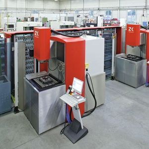 Bild 1: Mit einem Handlingsystem können mehrere Maschinen zu einer Fertigungszelle verbunden werden. 