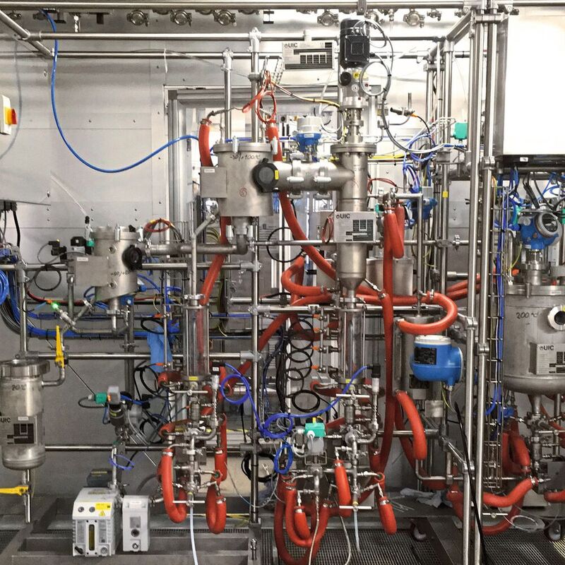 Standardisiertes Anlagenmodul (PEA) bei Merck in Darmstadt. Es wird zur Rektifikation (Gegenstromdestillation) verwendet. 