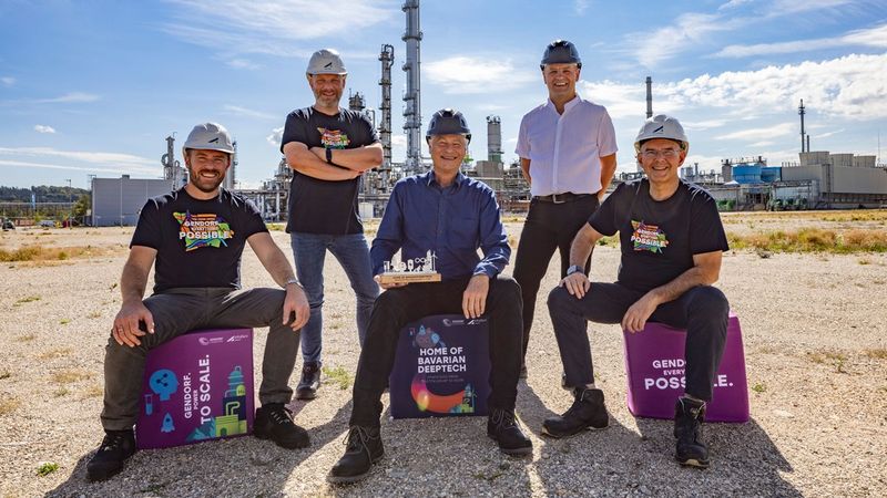 V.l. ISG-Geschäftsleiter Dominik Gschwendtner, Ansiedlungsmanager Christian Eichner, Furanova-CEO Dr. Oliver Bolzern, Furanova-COO Dr. Christian Keck, ISG-Geschäftsleiter Dr. Christoph von Reden.(Bild:  Heiner Heine)