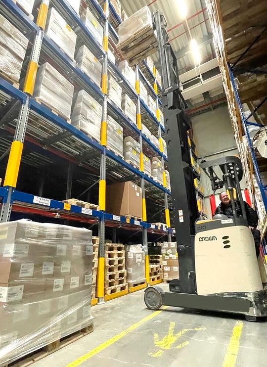 Im erweiterten Kühlhaus von Movianto ermöglicht ein neues Einschubregalsystem eine effizientere Raumnutzung bei konstanter Temperatur.(Bild:  Movianto Deutschland GmbH)