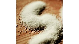 Eine Prise Salz gegen den Durst – Forscher haben die Binsenweisheit, dass man von salzigem Essen mehr trinken muss nun widerlegt.  (gemeinfrei)