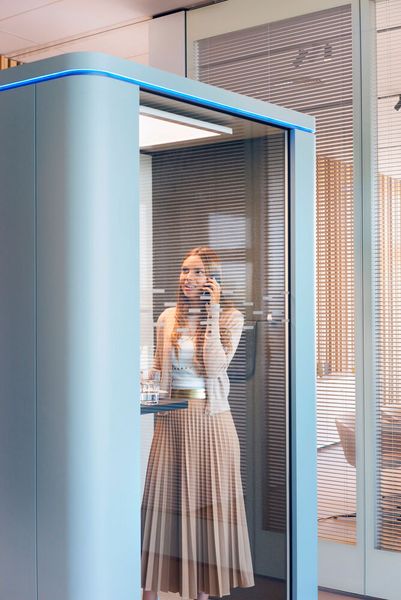 Die Produktfamilie Se:cube hat das Zertifikat „Geprüfte Sicherheit“ vom Technischen Überwachungsverein erhalten. Das TÜV-Siegel garantiert Kunden und Nutzern, dass die Office Cube Lö sungen internationale Sicherheitsstandards, Qualitätskriterien und Normen erfüllen. Zusätzlich wurden alle elektrischen Komponenten getestet und als sicher befunden. (Bild: Sedus Stoll AG)