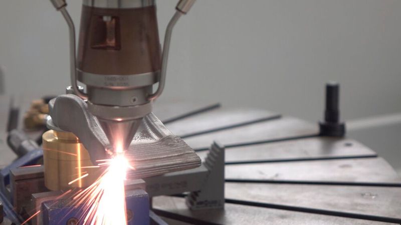 In the AI-SLAM project, researchers at Fraunhofer ILT, in collaboration with international partners, are demonstrating that coating and repair processes can be automated using sen-sors and artificial intelligence. (Source: Fraunhofer ILT)