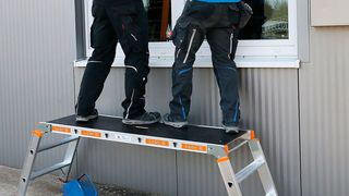 Hier sieht man zwei Arbeiter, die auf der neuen Arbeitsplattform Topic 1065 von Layher stehen. Es handelt sich dabei um ein Leichtgewicht aus Aluminium und Sperrholz. Was der, wie es heißt, trittsichere Neuling sonst noch so bietet, verrät der Hersteller hier. (Bild: Layher Steigtechnik)