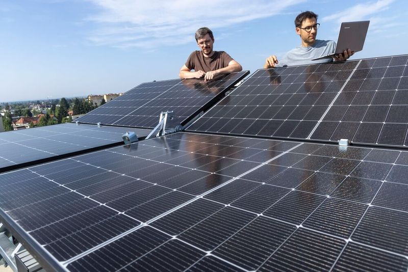 Armin Buchroither (rechts) und Thomas Neubauer vom Institut für Elektrische Messtechnik und Sensorik der TU Graz am faltbaren Solarmodul FLAPTrack.  (Bild: Lunghammer - TU Graz)