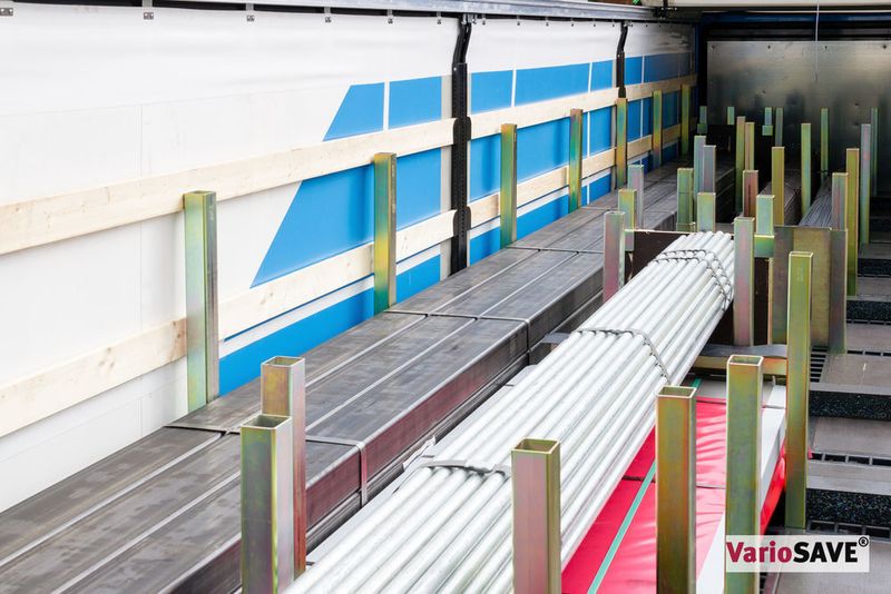 Langgüter, Flacheisen, Stabstahl, Palettenware – gerade bei „bunter Ladung“ und vielen Entladestellen spielt das Steckrungensystem Vario Save seine Vorteile aus. (Elting)