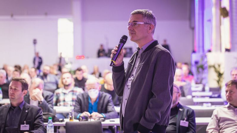 Jan Rosenow, Leiter Ressort Service & Technik bei »kfz-betrieb«, übermittelte die Chat-Fragen derer, die an der Veranstaltung online teilnahmen. (Bild: Stefan Bausewein)