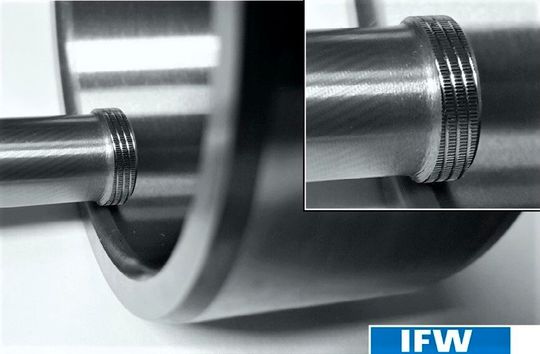 Im kleinen Bild sieht man näher auf ein Strukturwalzwerkzeug für das Einarbeiten von Mikrostrukturen in Oberflächen. Wie man damit Flügelzellenpumpen optimieren kann, wenn man es richtig macht, untersucht das IFW aus Hannover mit Partnern aus der Industrie. Im kleinen Bild sieht man näher auf ein Strukturwalzwerkzeug für das Einarbeiten von Mikrostrukturen in Oberflächen. Wie man damit Flügelzellenpumpen optimieren kann, wenn man es richtig macht, untersucht das IFW aus Hannover mit Partnern aus der Industrie.