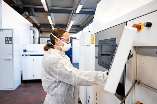 Additiv gefertigte Metallbauteile werden in einem Pulverbett hergestellt und mit einem Laser geschmolzen.(Bild:  Hochschule Osnabrück)