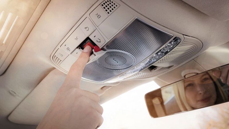 Ein Druck auf den E-Call-Schalter ruft zuverlässig  die Rettungskräfte herbei – bislang. Doch bei älteren Fahrzeugen funktioniert das bald nicht mehr.(Bild:  Mercedes-Benz)