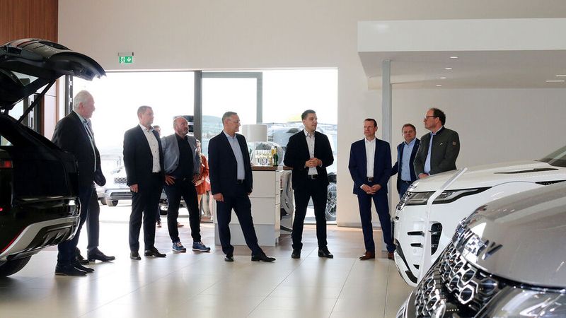 Führung durch den 400 Quadratmeter großen Land-Rover-Showroom. (Bild: Alphartis)