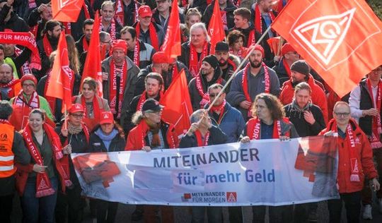 Die IG Metall fordert angesichts der bald beginnenden Tarifverhandlungen über 8 Prozent mehr Gehalt für die Beschäftigten des Eisen- und Stahlsektors. Das hat seinen Grund...(Bild:  IG Metall)