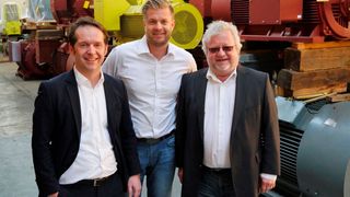 Senior-Chef Kurt Menzel (rechts) geht in Ruhestand und übergibt die Geschäfte der Menzel Elektromotoren komplett an Dirk Achhammer und Mathis Menzel (vl.) (Menzel Elektromotoren)