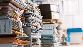 Die Kosten für Bürokratie sind bei mittelständischen Maschinen- und Anlagenbauern ähnlich hoch wie die jährlichen Forschungsausgaben. (Bild: StockPhotoPro - stock.adobe.com)