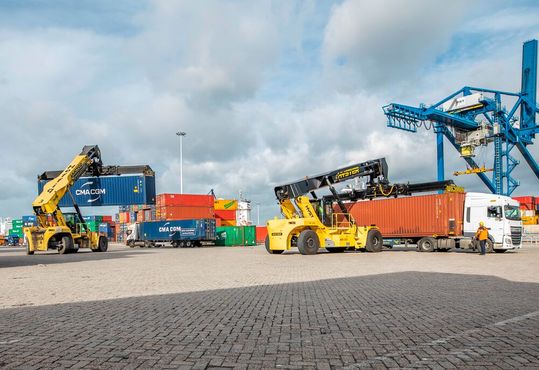 Für den Betrieb von Dieselgroßstaplern hat Hyster jetzt eine Antriebsalternative im Programm. Durch ein Umrüstpaket können diese großen Flurförderzeuge nämlich jetzt an den Betrieb mit hydriertem Pflanzenöl (HVO) angepasst werden.(Bild:  Hyster)