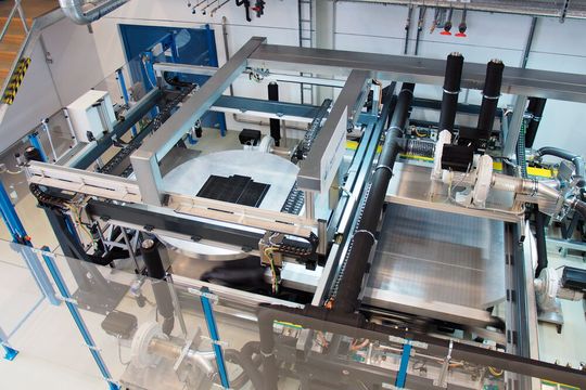 Hier ein Blick auf die echte Tape-Legeanlage.(Bild:  Neue Materialien Bayreuth)