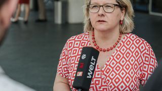 Schulze: „Power-to-X wird in Zukunft national und international einen wichtigen Beitrag zum Klimaschutz leisten. Denn auf dem Weg in eine klimaneutrale Weltwirtschaft wird es nicht reichen, nur die Stromerzeugung auf erneuerbare Energien umzustellen." (BMU/Sascha Hilgers)