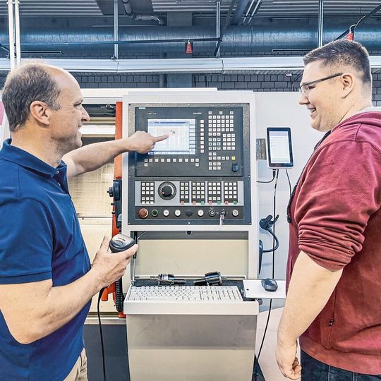 Datenqualität entscheidend für genaue Bearbeitung: Harald Wöhrle (l.) mit dem angehenden Techniker Manuel Boaretti beim Scannen von Werkzeugdaten an einem Drehzentrum. Datenqualität entscheidend für genaue Bearbeitung: Harald Wöhrle (l.) mit dem angehenden Techniker Manuel Boaretti beim Scannen von Werkzeugdaten an einem Drehzentrum.