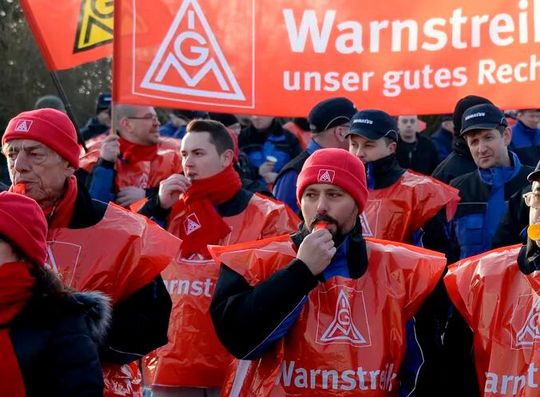 Sieht es am Wochenende in Deutschland bald wieder so aus? Das befürchtet zumindest die IG Metall. Denn am Freitag endet die Friedenspflicht im Rahmen der aktuellen Tarifrunde, in der die Gewerkschaft für Metall- und Elektrobeschäftigte 8 Prozent mehr fordert. Sieht es am Wochenende in Deutschland bald wieder so aus? Das befürchtet zumindest die IG Metall. Denn am Freitag endet die Friedenspflicht im Rahmen der aktuellen Tarifrunde, in der die Gewerkschaft für Metall- und Elektrobeschäftigte 8 Prozent mehr fordert.