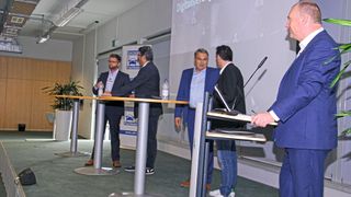 Wie lässt sich die Digitalisierung für K&L-Betriebe optimal nutzen? Das diskutierten (v. l.) Uwe Hausdorf und Axel Krüger (DAT), Thomas Leuchten (PPG) und Stephan Helbig (PlanSo) mit ZKF-Präsident Peter Börner. (Bild: Wenz – »Fahrzeug+Karosserie«)