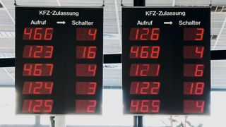 Den Gang auf die Zulassungsstelle soll die digitale Zulassung eigentlich überflüssig machen. Doch es hakt noch. (Bild: © ghazii – stock.adobe.com)