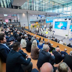 Blick auf die «AMB Stage» während der Eröffnung der AMB 2026.(Bild:  Thomas Wagner / Messe Stuttgart)