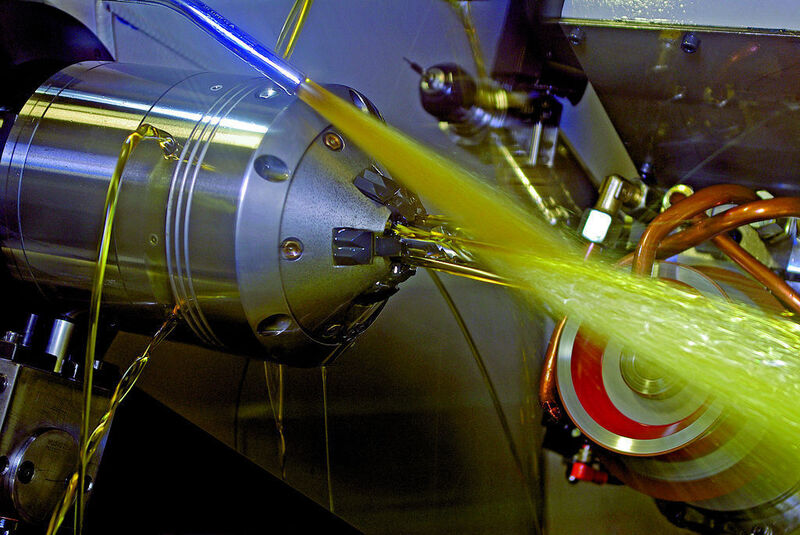 Bild 5: Gereinigtes Öl verhindert, dass Schleifpartikel in das Prismenspannfutter eindringen. Bilder: Schunk (Archiv: Vogel Business Media)