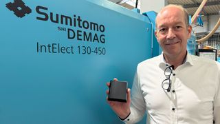 SLM- Geschäftsführer Gunnar Kasprzyk vor einer Sumitomo-Maschine: Die IntElect 130-450 fertigt radarfähige Kunststoff-Blenden für den VW-Konzern. (Bild: Sumitomo/SLM)