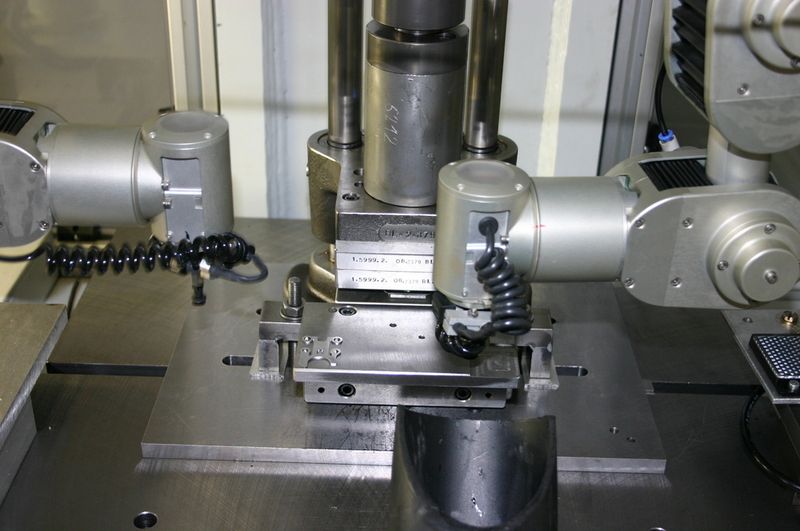 Der Arbeitsbereich des PCG-Pressensystems; von links werden per Roboter die Werkstücke zugeführt und in das Biegewerkzeug eingelegt, von rechts holt ein weiterer Roboter die fertigen Präzisionsteile aus dem Werkzeug und legt sie ab. (Archiv: Vogel Business Media)