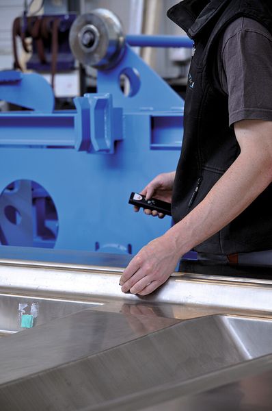 Measurement of the tooling on the workshop floor includes the use of WiFi and an ergonomic remote control for increased productivity, according to Hexagon. (Source: Hexagon Metrology)