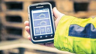 Logistik-Apps unterstützen ein effizientes Beschaffungsmanagement. Spediteure erfassen mobil das Abholen oder Zustellen der Lieferung – mit Barcodescan und digitaler Unterschriftenerfassung. (Martin Holubek www.dipho.de)