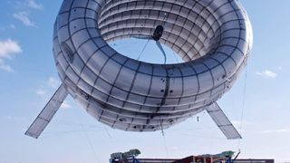 Erfolgreicher Start: Der Prototyp der AWT beim Testflug in Maine (Foto: Altaeros)