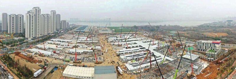 Die Notfallkrankenhäuser Huoshenshan und Leishenshan in Wuhan entstanden binnen weniger Tage im Dreischichtbetrieb und verfügen jeweils über 1.000 Betten für COVID-19-Patienten sowie über bis zu 30 Intensivstationen (ACE)