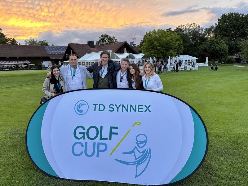 (v. l.) Regina Bawab (Wasabi), Mark Scheidter und Cornelius von Dincklage (TD SYNNEX), Daniel Arabié (Wasabi), Denise Walther und Georgia Spantidakes (TD SYNNEX) freuen sich, dass dieses Jahr das Wetter super ist. (Bild: VOGEL IT-MEDIEN)