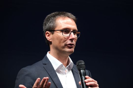 „Der Vectron X verbindet perfekt die reale und die digitale Welt und bringt digitale Funktionen direkt in die Lokomotive […]”, erklärte Andre Rodenbeck, CEO Rolling Stock Siemens Mobiliity.(Bild:  Richard Oed)