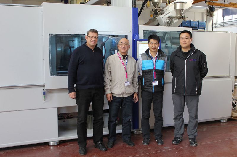 Die Spezialisten unter sich! V.l.n.r.: Roland Pechtl, Gebietsvertriebsleiter Asien Wittmann Battenfeld, Mini Liu, Geschäftsführer und Eigentümer von ERF, Long Chiao Chen, Werkzeugdesigner ERF, David Chen, Leiter der Wittmann Batttenfeld Niederlassung in Taiwan bei der Abnahme der Mehrkomponentenmaschine bei Wittmann Battenfeld in Kottingbrunn. (Bild: Wittmann Battenfeld)