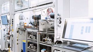 Blick in das automatisierte Forschungs- und Entwicklungslabor des Electronics Technology Center in Darmstadt.  (Bild: Merck)