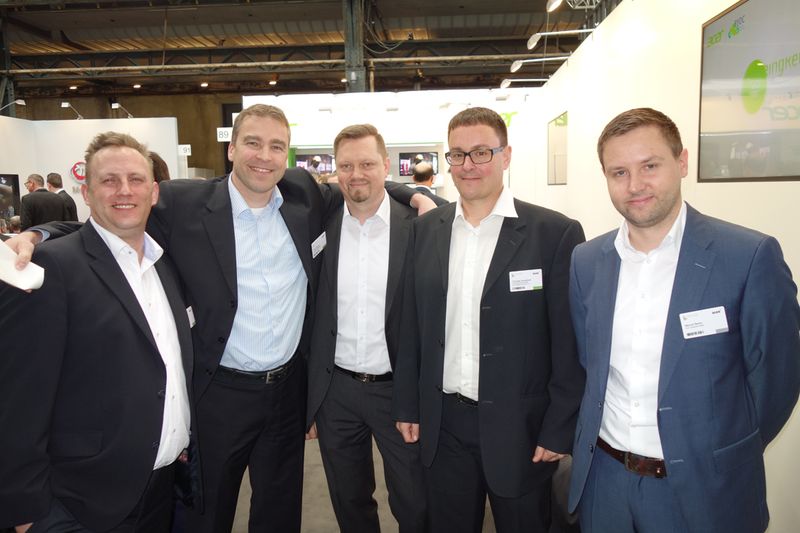 (v. l.) Björn Gerkens, ACER, Oliver Rebein, Heinrich Voth und Thorsten Sauerland, ALSO, und Marcel Behm, ACER. (Bild: IT-BUSINESS)