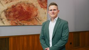 Dr. Louis Becker hat für seine Dissertation zum Thema Stahl für die Additive Fertigung nutzen den Gebrüder-Eickhoff-Preis erhalten. (Bild: Ruhr-Universität Bochum)