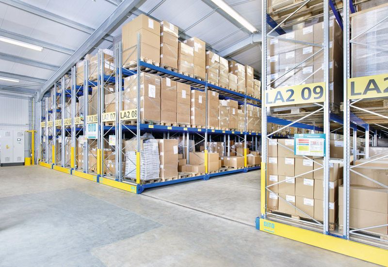 Bis zu 29 m lang sind die Wagen der verfahrbaren Regalanlage bei Hager Papprint. Mit der permanenten Abstandsregelung bewegen sie sich auch bei ungleichmäßiger Beladung. (Bito)