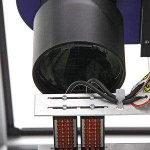 Die Bildaufnahme der Schokoladenriegel erfolgt über zwei hochwertige Zeilenkameras von Teledyne Dalsa, telezentrische Präzisionsobjektive von Sill Optics und LED-Leuchtfelder von CCS. 