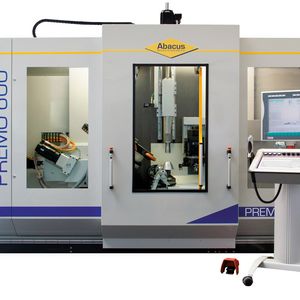 Bild 1: Die Drückmaschine Premo 600, bei der die Hauptspindel in die Vertikale gedreht ist, arbeitet nicht gegen die Schwerkraft, sondern nutzt sie.