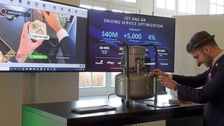 Service in Zeiten der Digitalisierung: Über eine Hololense erhält ein Mitarbeiter Informationen, was im Servicefall zu tun ist. Basis dafür sind digitale Daten und ein digitaler Zwilling im Hintergrund.  (Stefanie Michel)