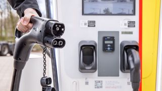 Das im Aufbau befindliche integrierte Shell-Ladenetz unterstützt Flottenbetreiber durch zuverlässigen Zugang und trägt dazu bei, die Gesamtbetriebskosten für batterieelektrische Lkw zu senken. (Bild: Florian Sonntag)