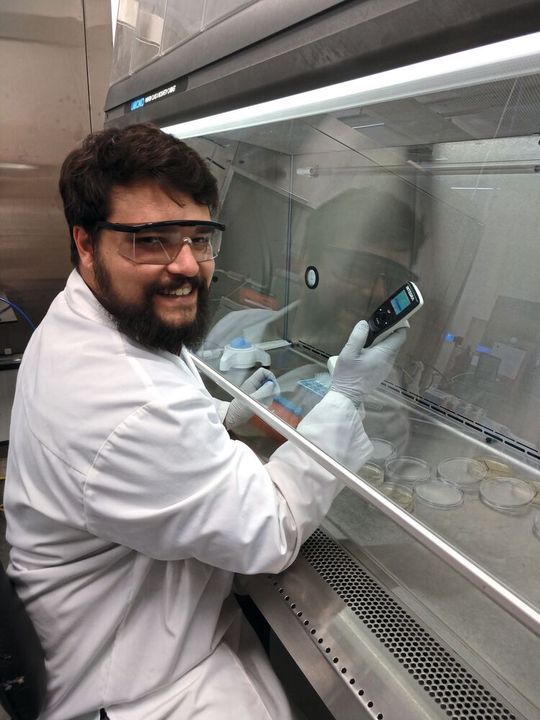 Andrew Dexter, Wissenschaftler bei ARE Labs, verwendet die Voyager Pipette mit einstellbarem Spitzenabstand.(Bild:  Integra Biosciences)