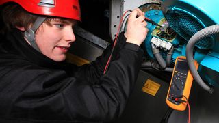 Service auch vor Ort: Das produktspezifische Angebot beinhaltet weitaus mehr als ein effizientes Ersatzteilmanagement. Im Bedarfsfall helfen Ingenieure von SSB Wind Systems bei der produktspezifischen Fehlersuche vor Ort in der Anlage. (Bild: SSB Wind Systems)