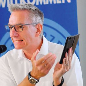 »kfz-betrieb«-Chefredakteur Wolfgang Michel führte den anwesenden Mitgliedern der Innung einmal mehr die anstehenden Herausforderungen in der Kfz-Branche vor Augen.(Bild:  Zietz – »kfz-betrieb«)