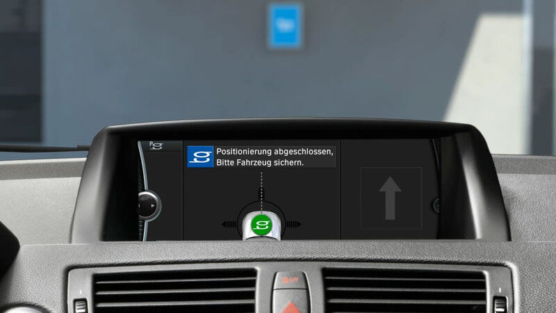 Sobald sein Fahrzeug in der korrekten Position über der Primärspule abgestellt ist, kann er den Ladevorgang per Knopfdruck über das bordeigene Bediensystem starten. (Bild: BMW)