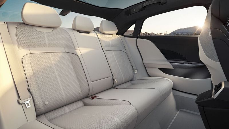 Obwohl mit seinen 4,98 Metern nur etwa so lang wie eine E-Klasse, bietet es im Fond mehr Platz als eine S-Klasse und ist auch den elektrischen Konkurrenten aus Deutschland überlegen. (Lucid)