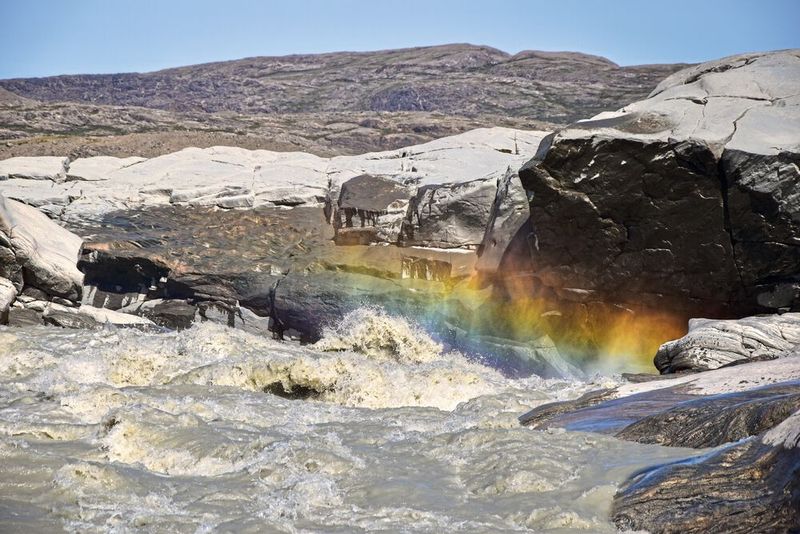 Ein milchiger, mit Gletschermehl (Schwebstoffen) beladener Schmelzwasserfluss fließt flussabwärts vom Leverett Gletscher im Südwesten Grönlands. (Bild: Marie Bulínová)
